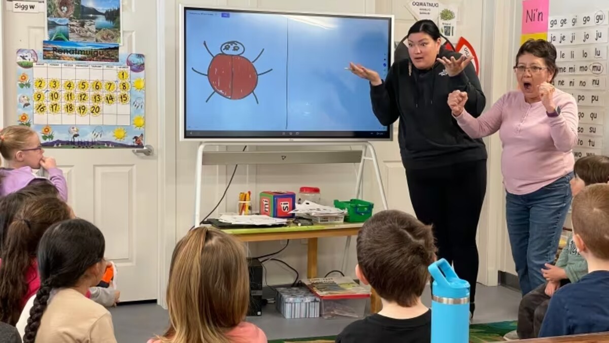 Une classe de maternelle avec des enfants et des enseignantes.