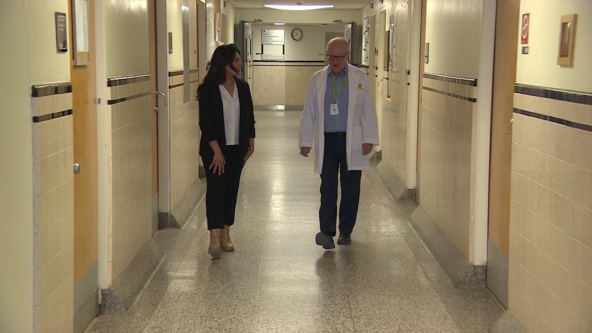 Dre Mina Niazi et Dr Lawrence Worobetz marchent et discutent dans le couloir de leur département à l'hôpital Royal Universitaire de Saskatoon.