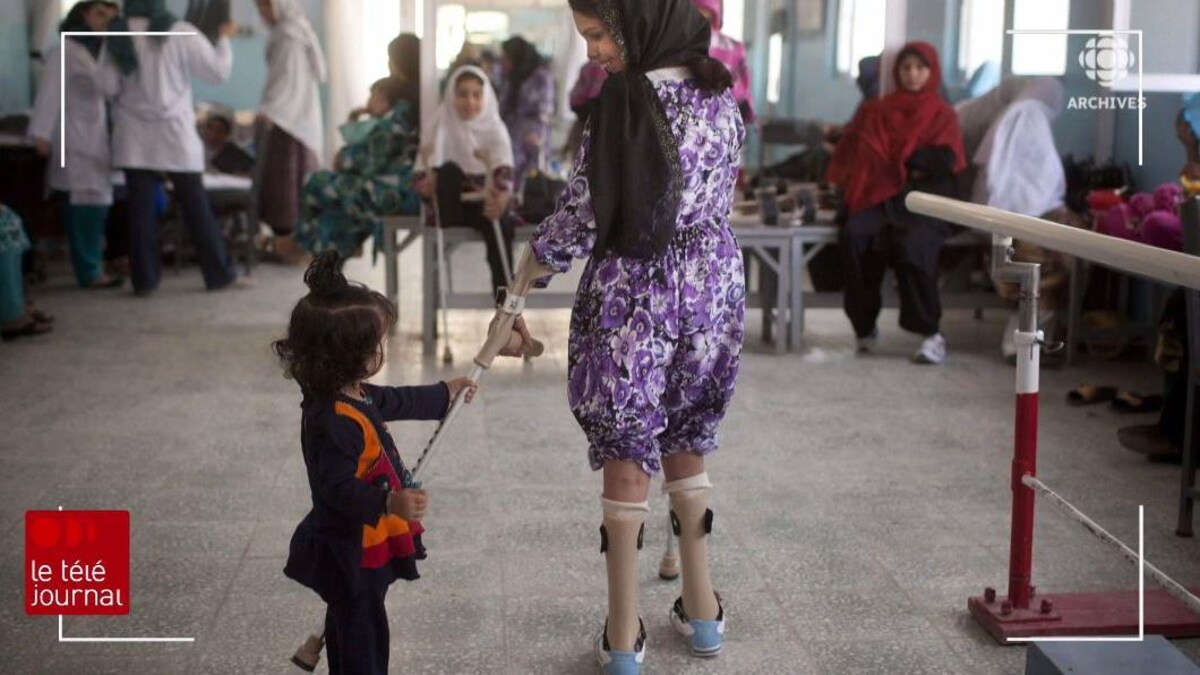 Mère amputée des deux jambes, marchant avec des prothèses, accompagnée par sa fillette et nombre de victimes des mines antipersonnel à l'arrière-plan.