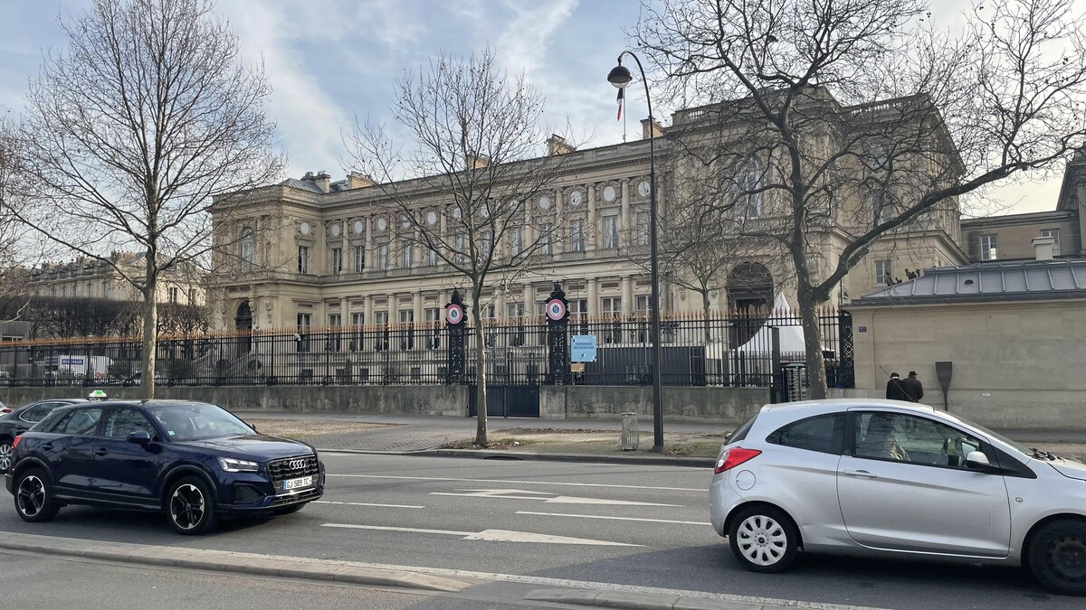 L'immeuble historique du ministère avec une entrée sécurisée.