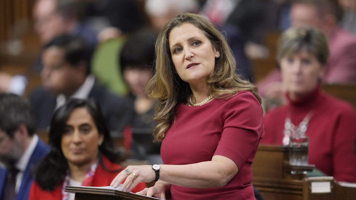 Chrystia Freeland parle debout à la Chambre des communes.