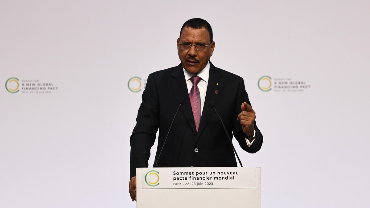 Le président Bazoum parle sur une tribune.