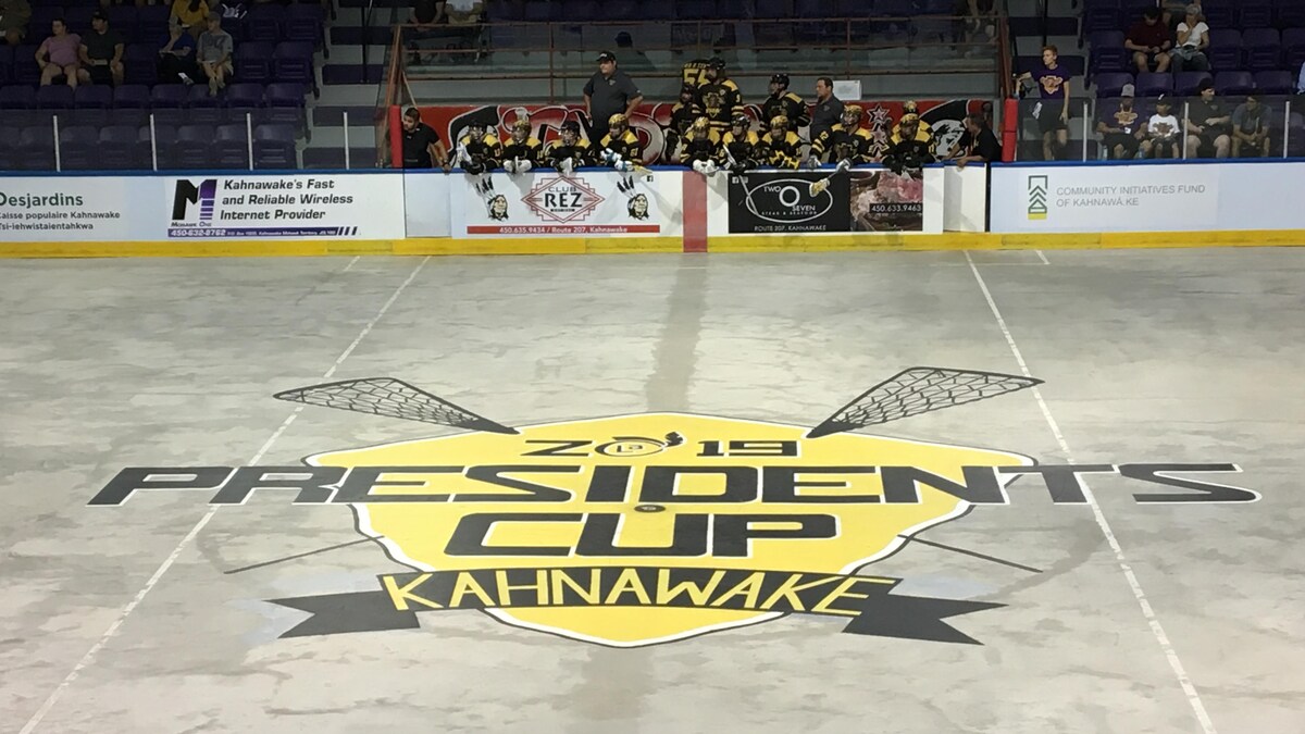 L'équipe des Mohawks de Kahnawake dans leur carré, en-dessous des gradins.