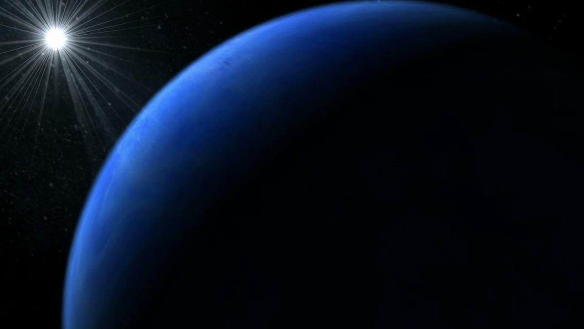 On voit une énorme planète bleu foncé et une étoile qui brille au loin.