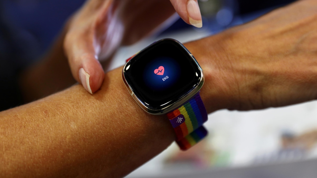 Une montre intelligente affichant un électrocardiogramme.