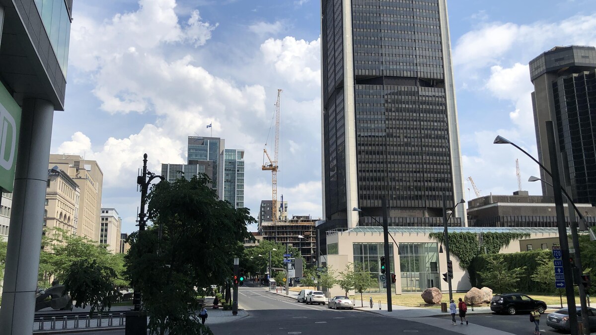 On voit la tour de la Bourse (place Victoria), et d'autres édifices au centre-ville de Montréal.