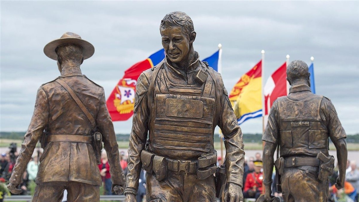 Trois statues de bronze représentant les trois agents de la GRC tués lors d'une fusillade à Moncton le 4 juin 2014