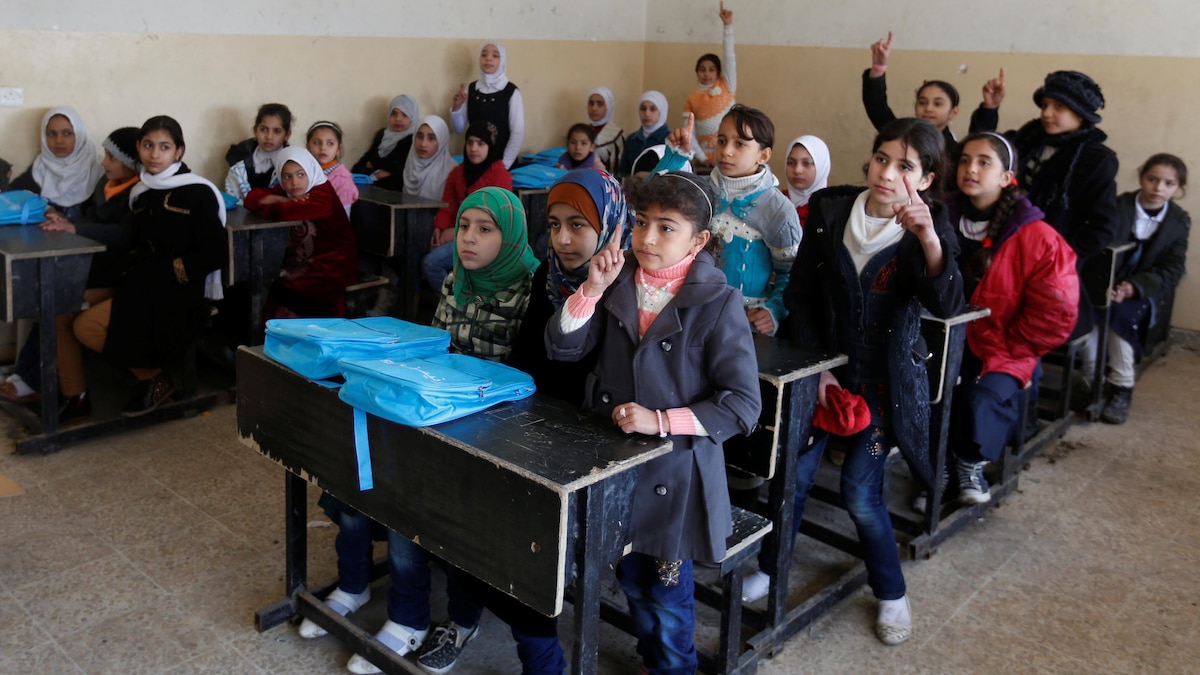 Des enfants en classe dans la partie est de Mossoul, en Irak.