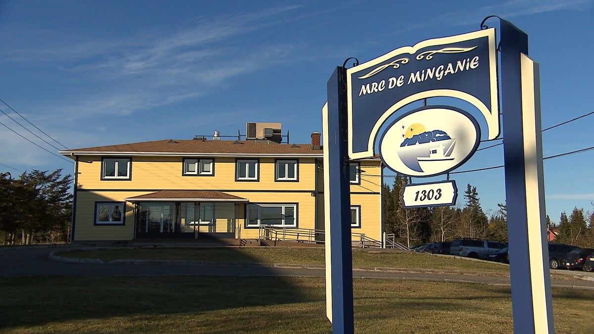L'affiche devant les bureaux de la MRC de Minganie.
