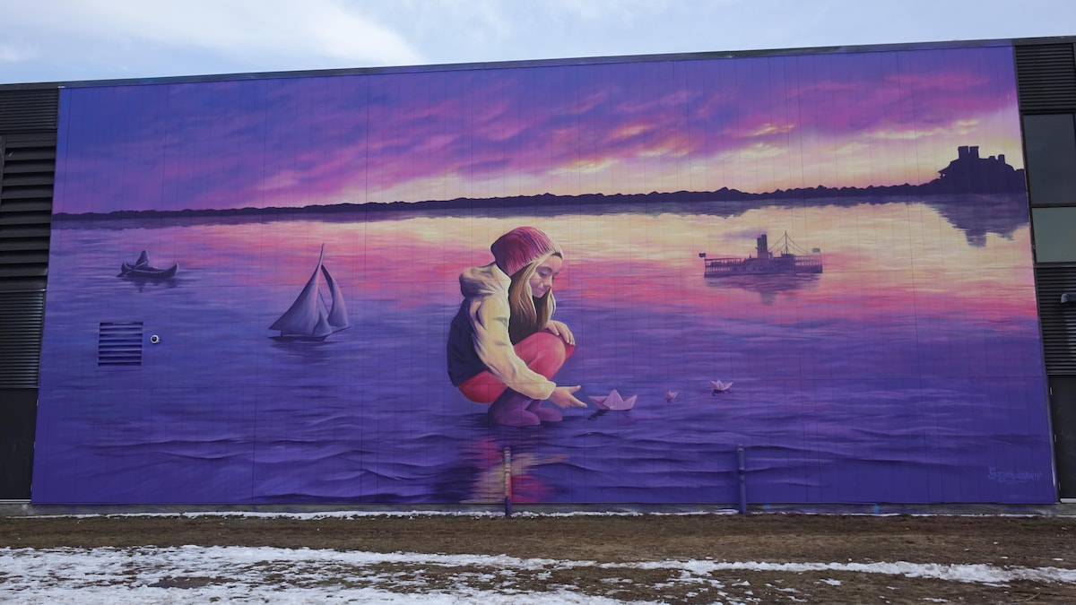 Une murale colorée sur une bâtisse extérieure.