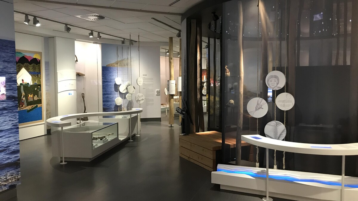 Section ''été'' de la nouvelle exposition permanente du Musée amérindien de Mashteuiatsh.