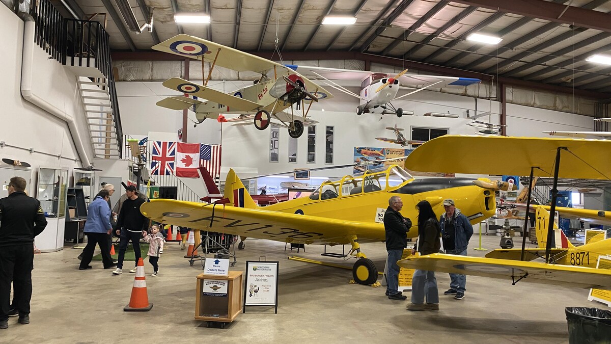 Vue d'ensemble du Musée de l'aviation de la Saskatchewan à Saskatoon, qui célèbre le 100e anniversaire de l'Aviation royale canadienne. 