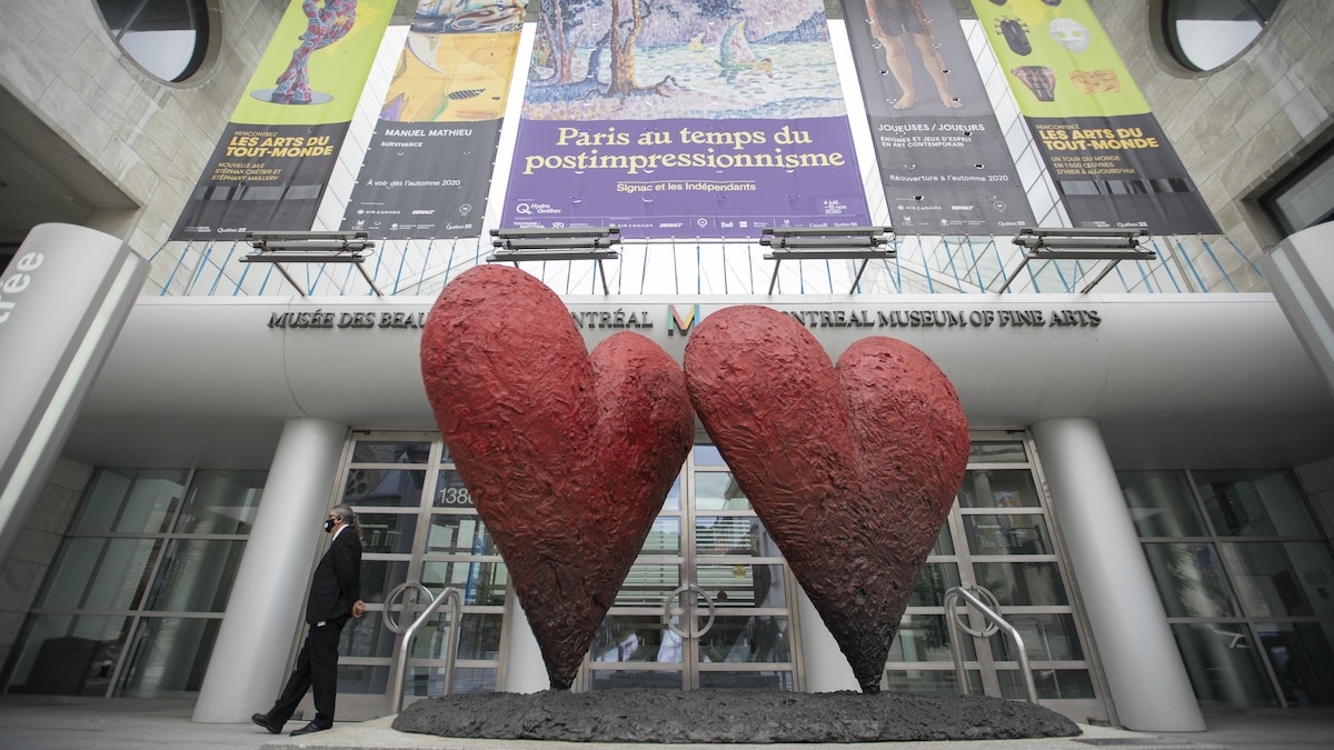 Deux grands cœurs rouges devant l'entrée du Musée des beaux-arts de Montréal.