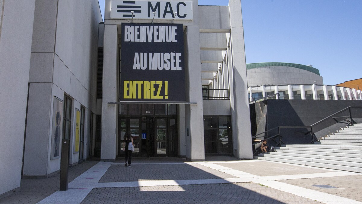 Une banderole sur la façade indique que le Musée est rouvert.

