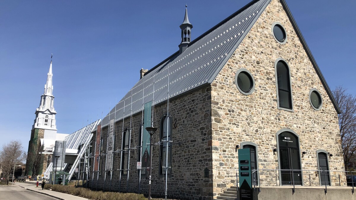 Le musée régional de Rimouski se situe au centre-ville, tout proche de la cathédrale de Rimouski. 