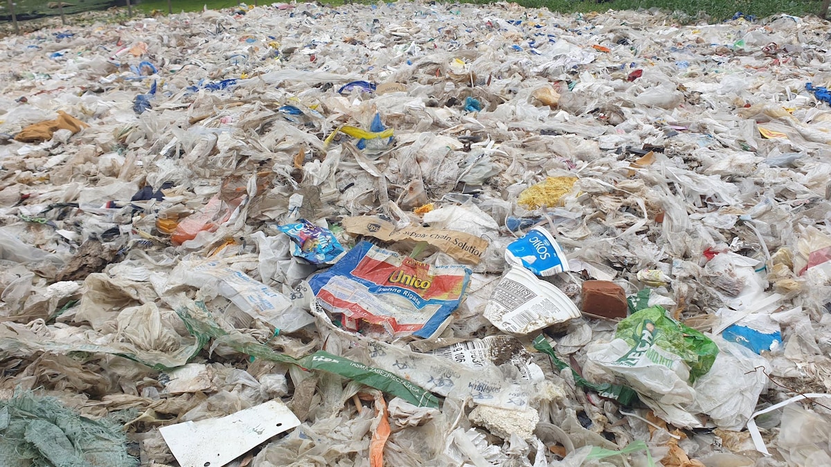 Des déchets en plastique qui ont été déversés dans les rues et les espaces verts vides de Shwepyithar, au Myanmar.