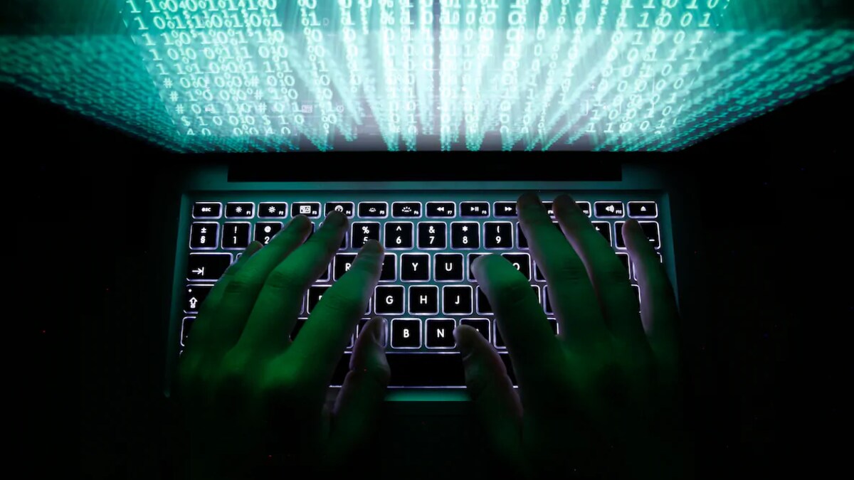 Des mains sur un clavier d'ordinateur.