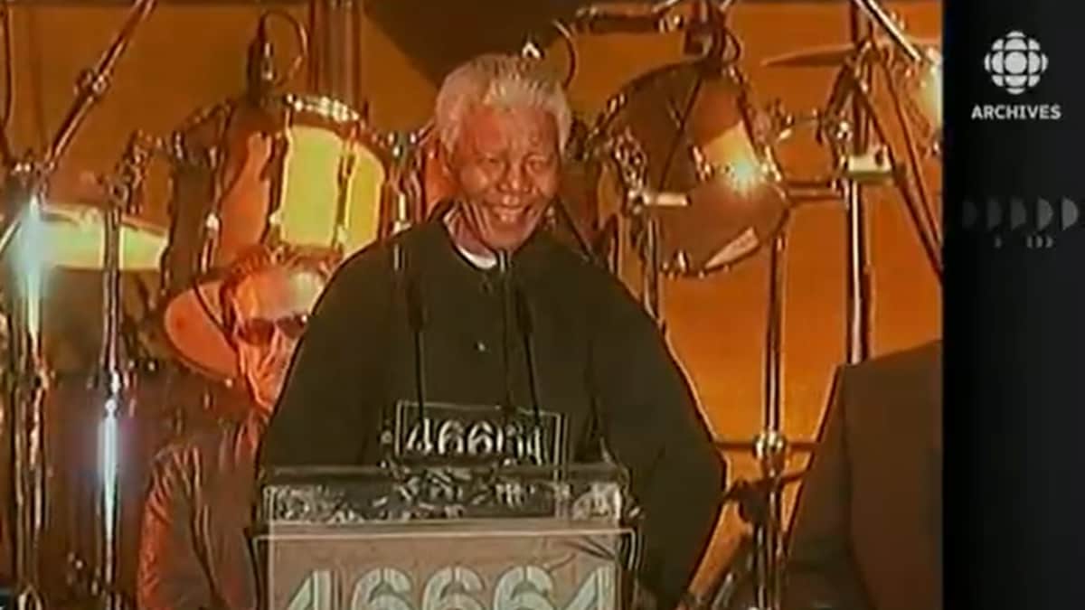 Nelson Mandela lors d'un concert donné en son honneur en 1990.