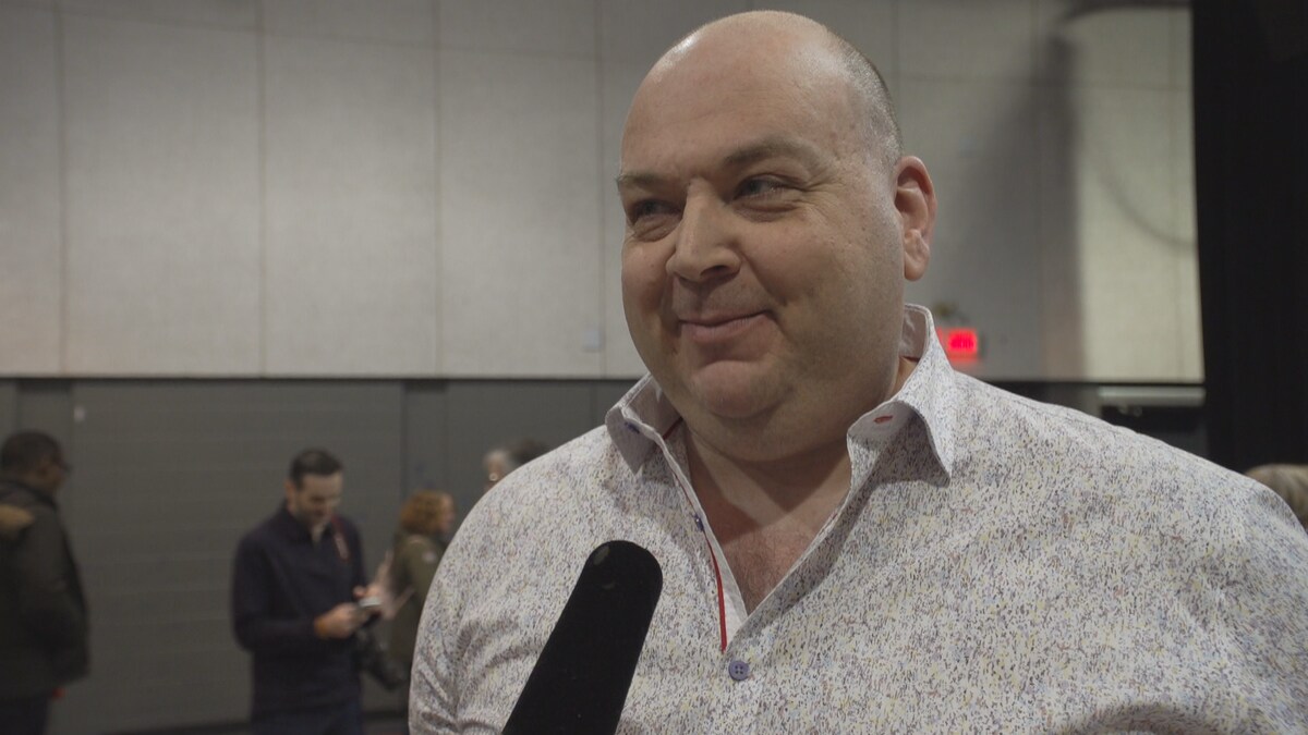 Nicholas Douklias debout dans une salle lors d'une entrevue avec Radio-Canada le 7 mars 2024 à Winnipeg. 