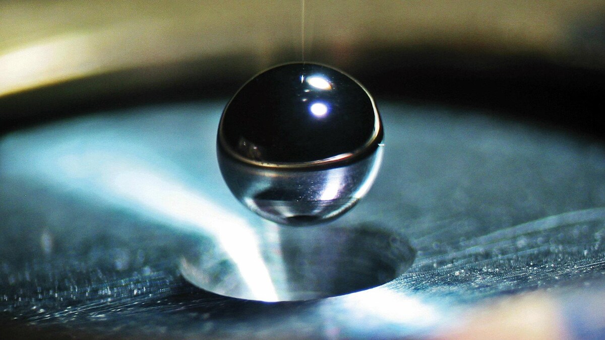 Une boule suspendue représente la minuscule cible du NIF remplie de deutérium et de tritium
