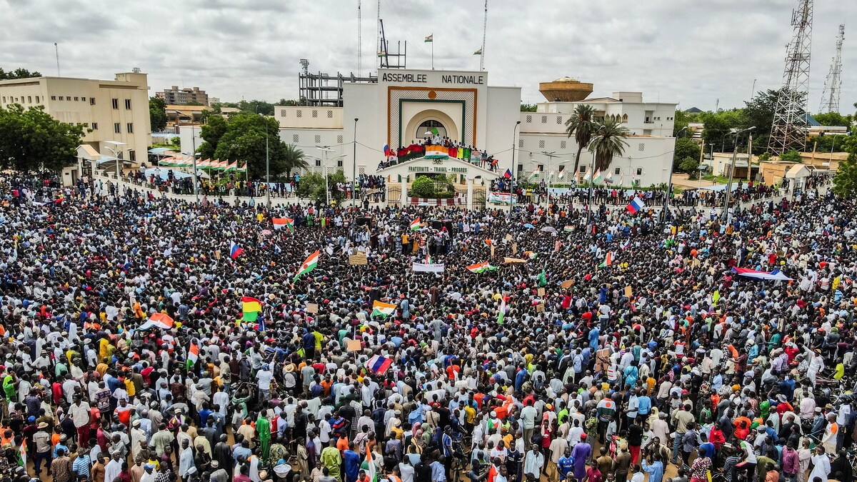 Une foule dense est réunie devant l'Assemblée nationale du Niger