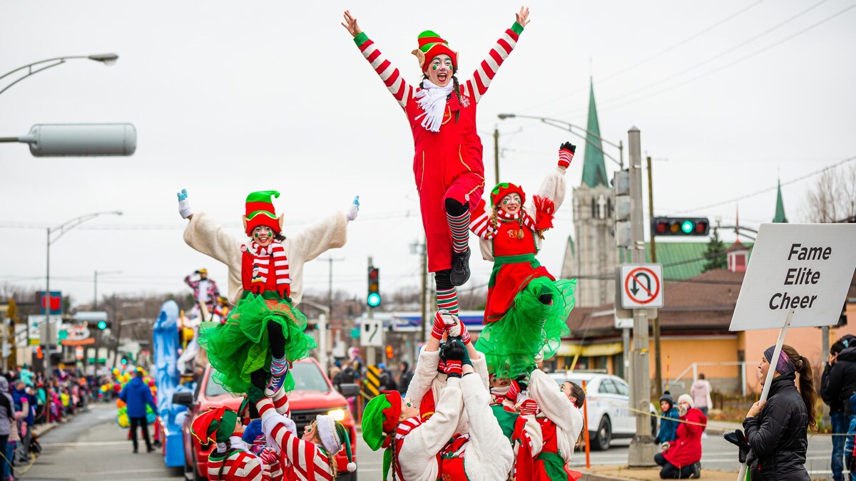 Des jeunes font du cheerleading durant la Parade des jouets. 