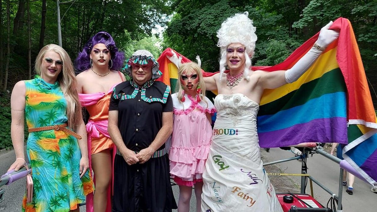 Les artistes drag se North Bay paradent lors du défilé de la fierté de la Ville.