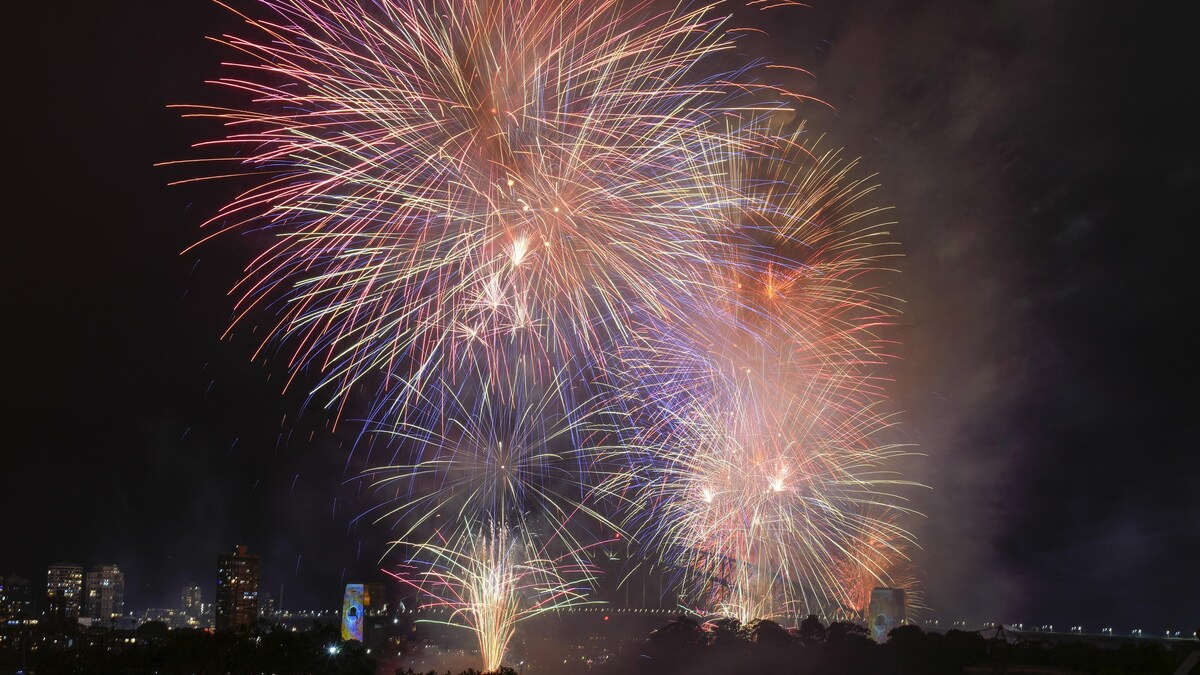 Des feux d'artifice explosent sur le Harbour Bridge de Sydney alors que les célébrations du Nouvel An commencent en Australie, le lundi 1er janvier 2024.