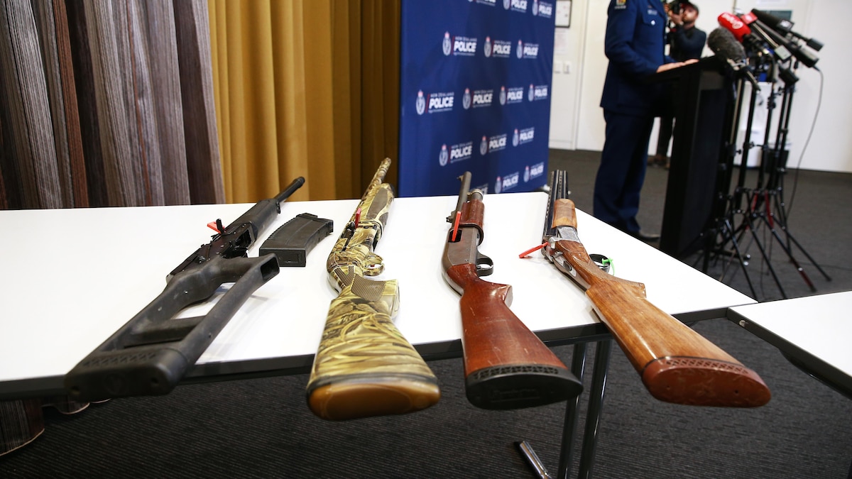 Lors d'une conférence de presse de la police, des fusils sont posés sur une table.