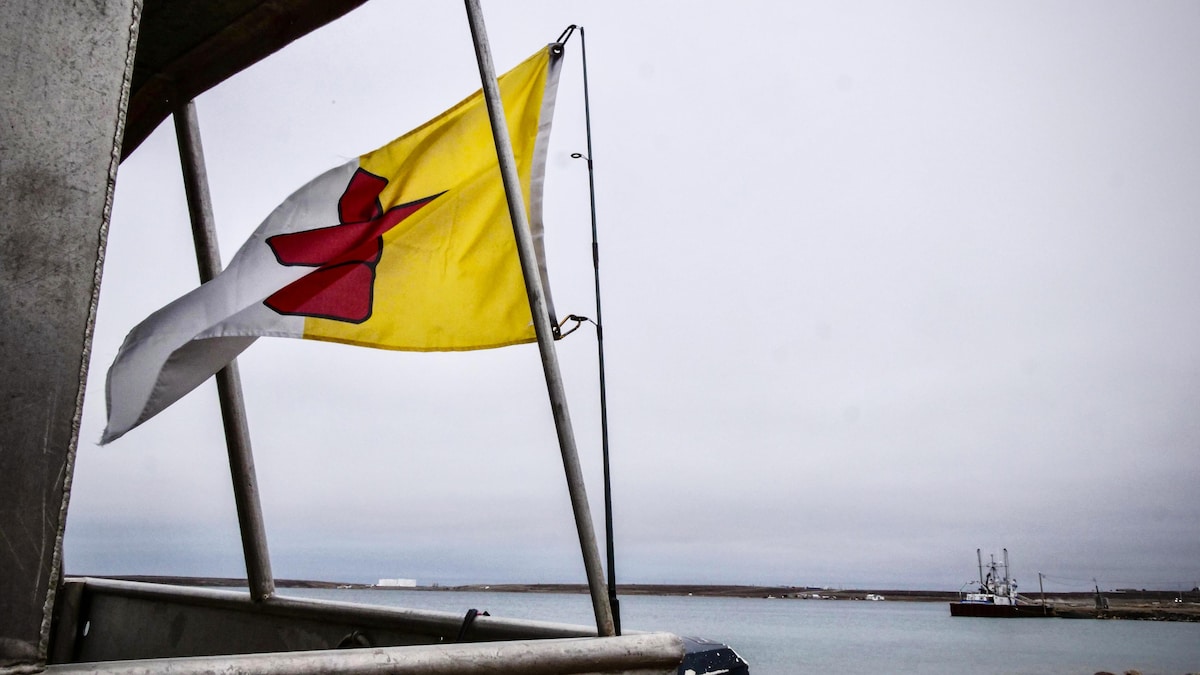 Un drapeau du Nunavut vole dans le vent, en septembre 2022.