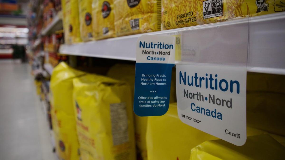 Étagère d'épicerie avec enseigne qui dit Nutrition North Nord Canada, en décembre 2023 à Iqaluit, au Nunavut.