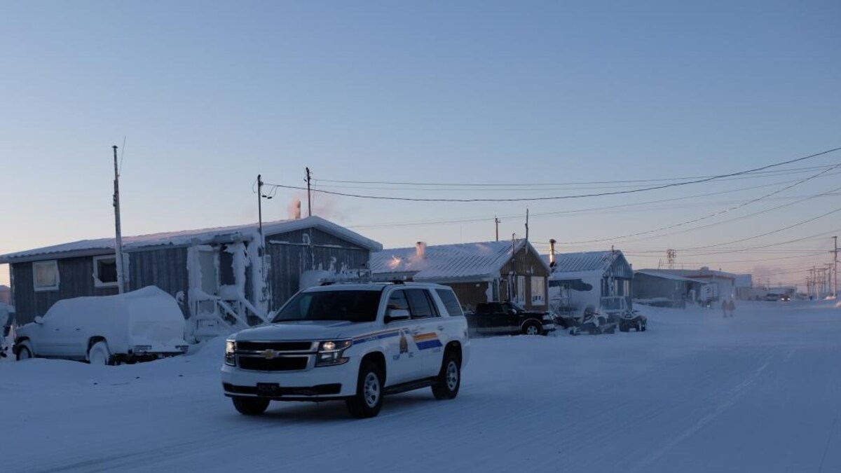 Un véhicule de la Gendarmerie royale du Canada dans une rue de Sanirajak, au Nunavut.