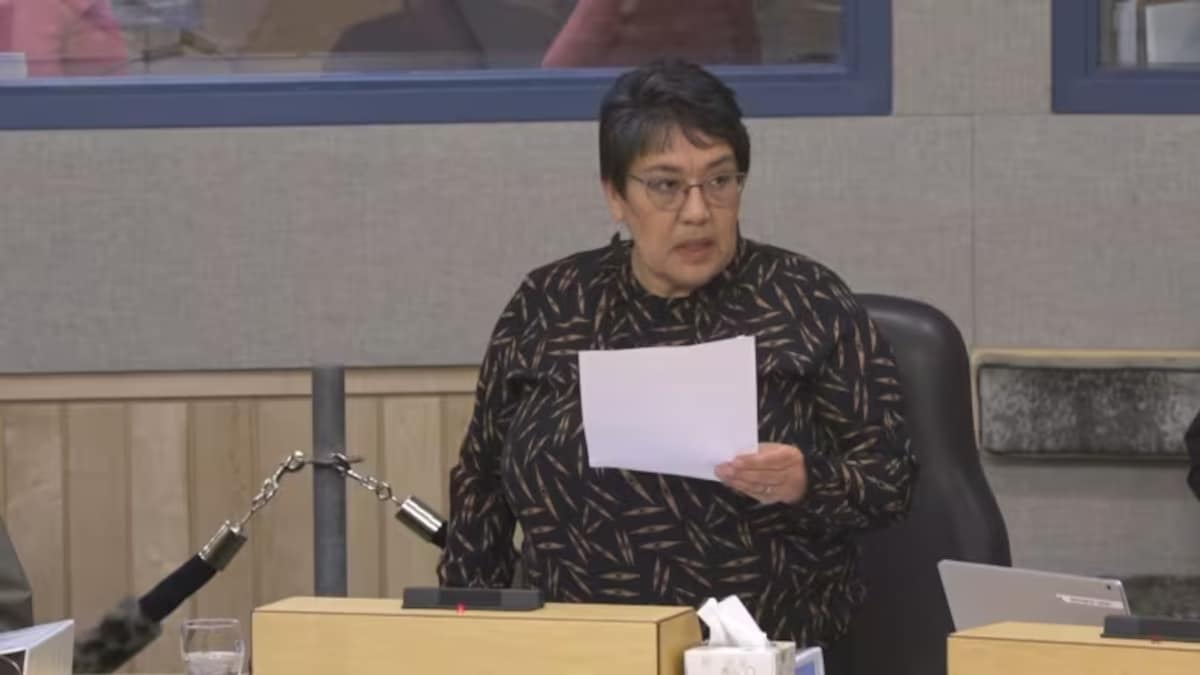 Margaret Nakashuk prend la parole devant l'Assemblée législative, le 19 octobre 2023.