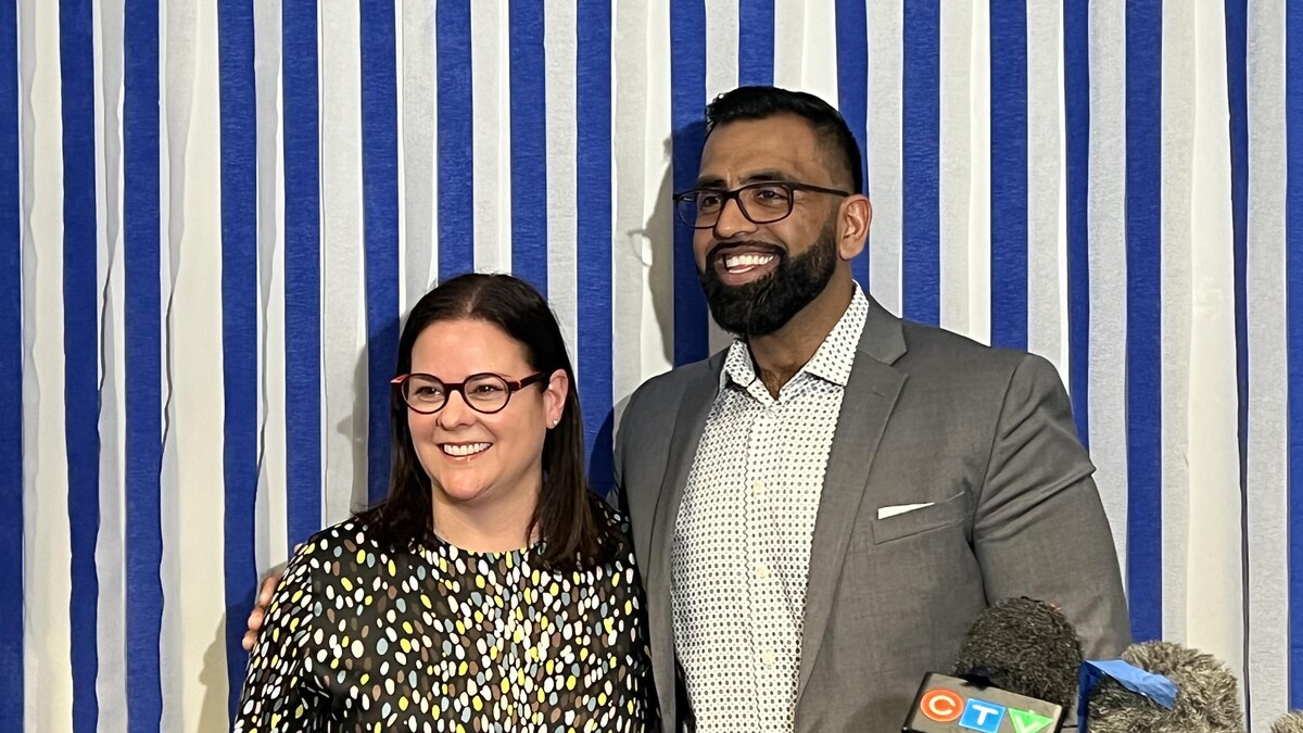 Obby Khan en compagnie de la première ministre Heather Stefanson