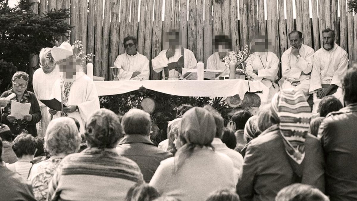 Des missionnaires oblats devant des Innus venant participer à une célébration religieuse. 