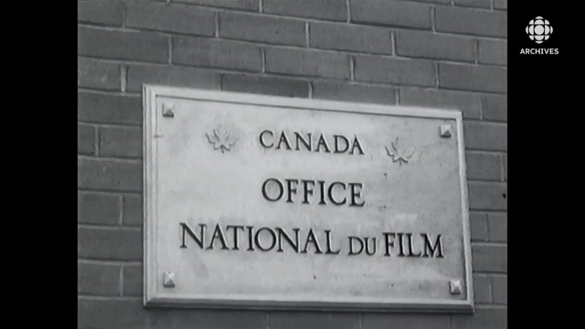 Plaque identifiant l'Office national du film sur l'immeuble de l'organisme à Montréal.