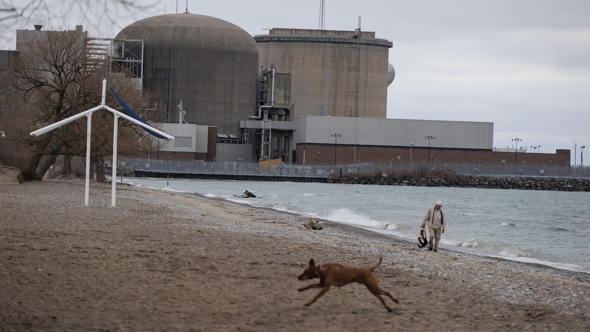 La centrale nucléaire de Pickering, au bord du lac Ontario, en hiver.