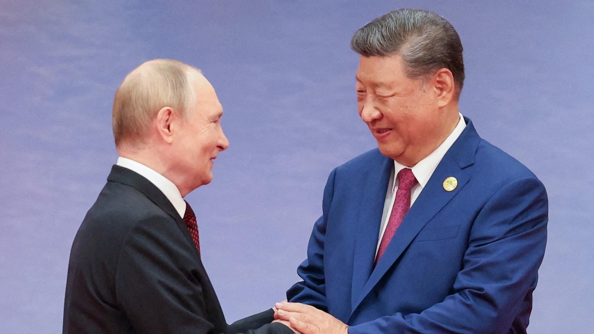  Xi Jinping serre la main de Vladimir Poutine.