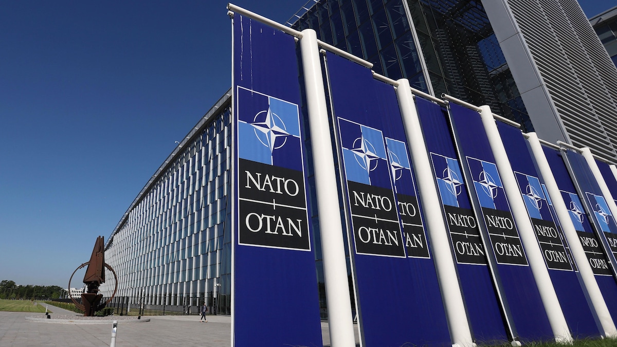 Une photo de l'extérieur du siège social de l'OTAN.