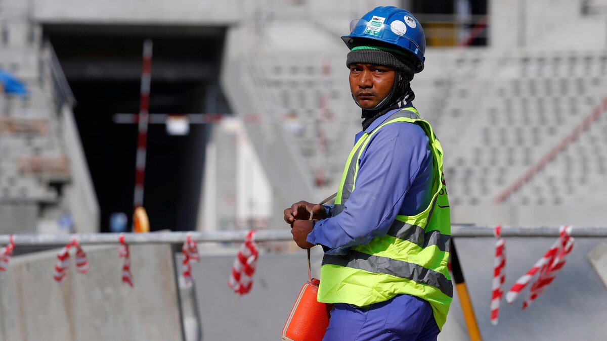  Un ouvrier à l'intérieur du stade de Lusail, qui accueille la Coupe du monde de football de 2022, lors d'une visite du stade à Doha.