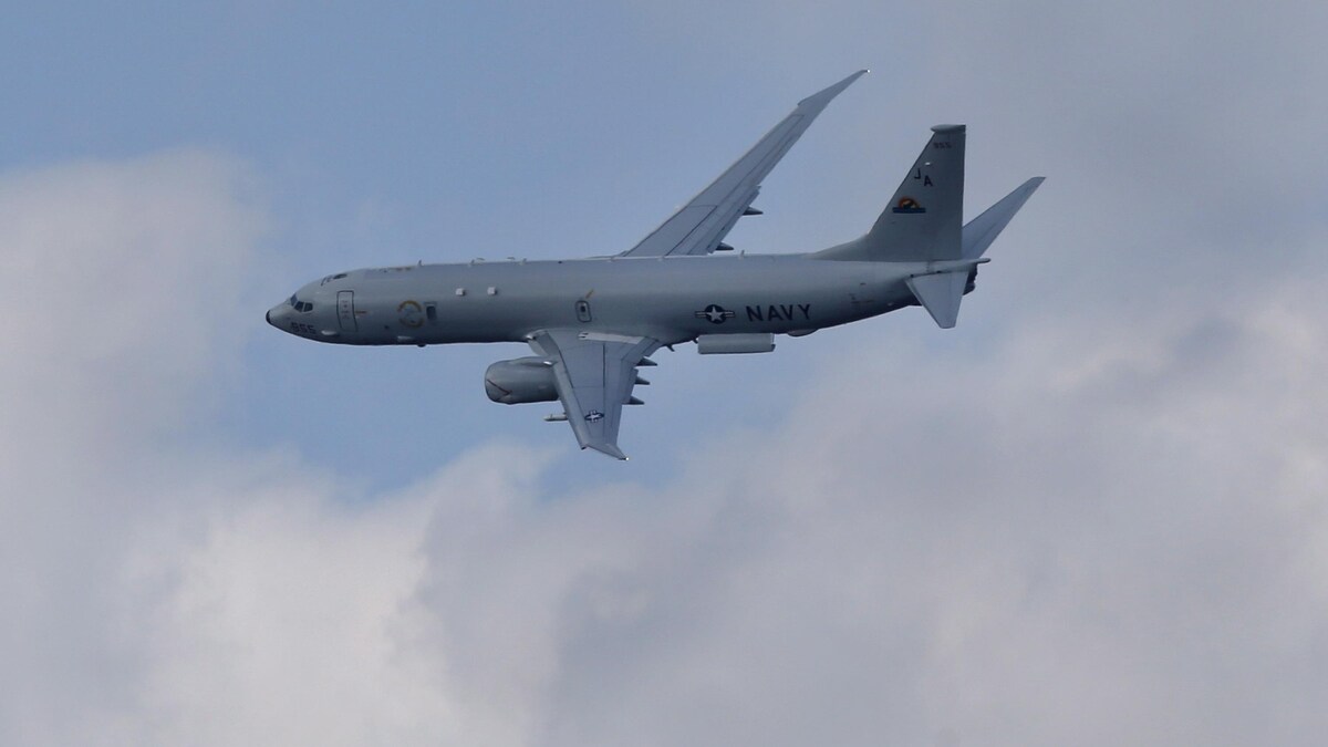 Un avion P 8 A Poséidon en plein vol.