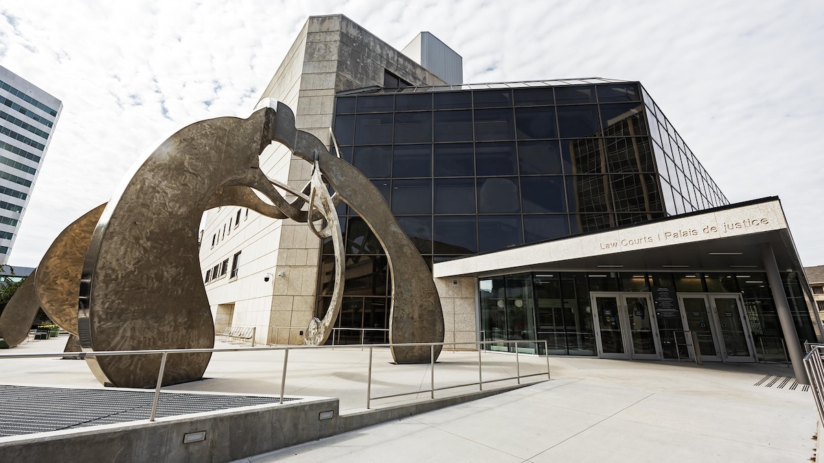 Vue d'une sculpture devant le palais de justice de Winnipeg. 