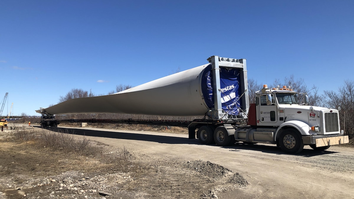 Un camion transporte une pale d'éolienne de 79 mètres de long.
