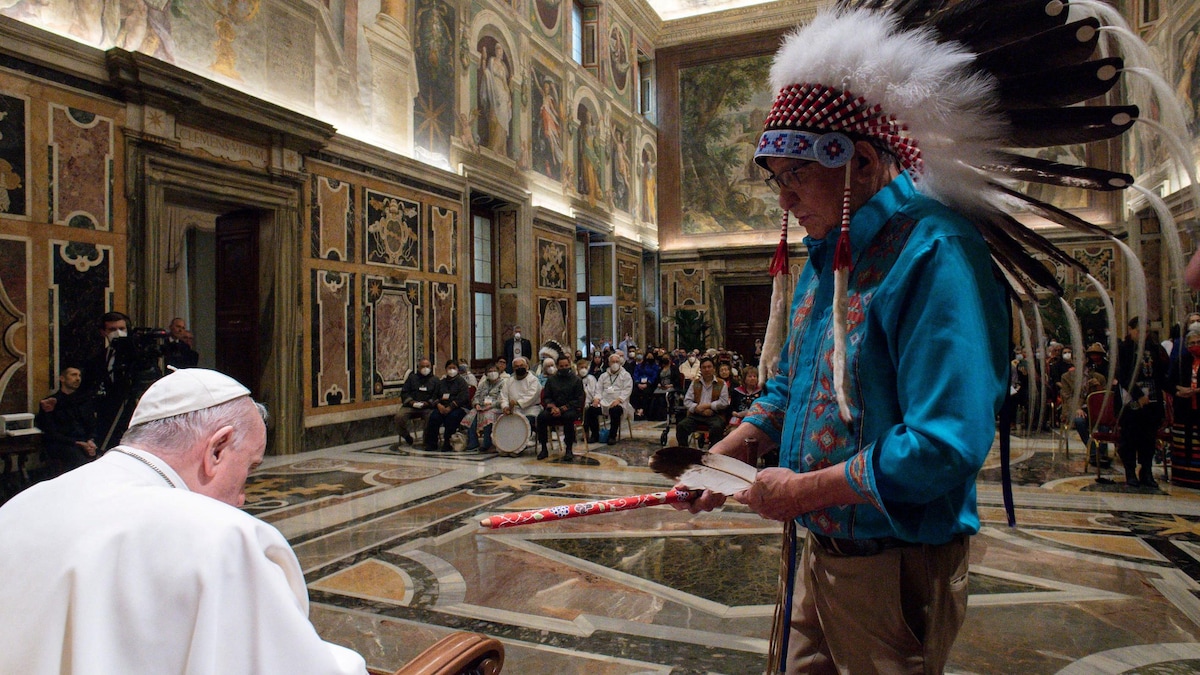 Le pape incliné devant un représentant autochtone à la Salle Clémentine du Palais apostolique.
