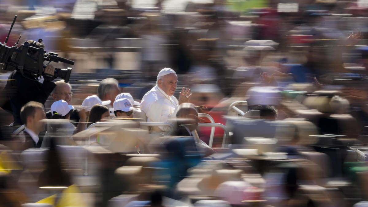 Le pape François salue la foule sur la place Saint-Pierre, lors de l'audience générale, le 15 juin 2022.