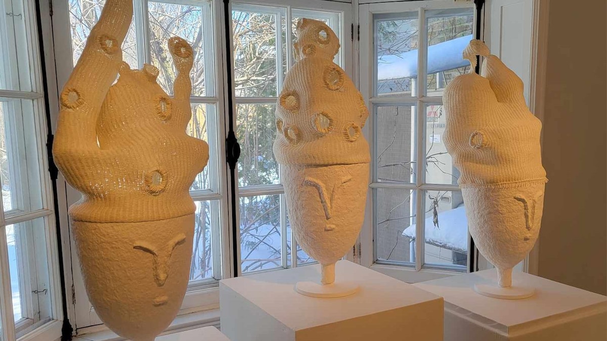 Trois sculptures de têtes en papier mâché.