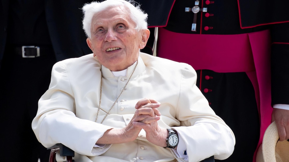 Le pape Benoit 16 assis dans un fauteuil roulant.