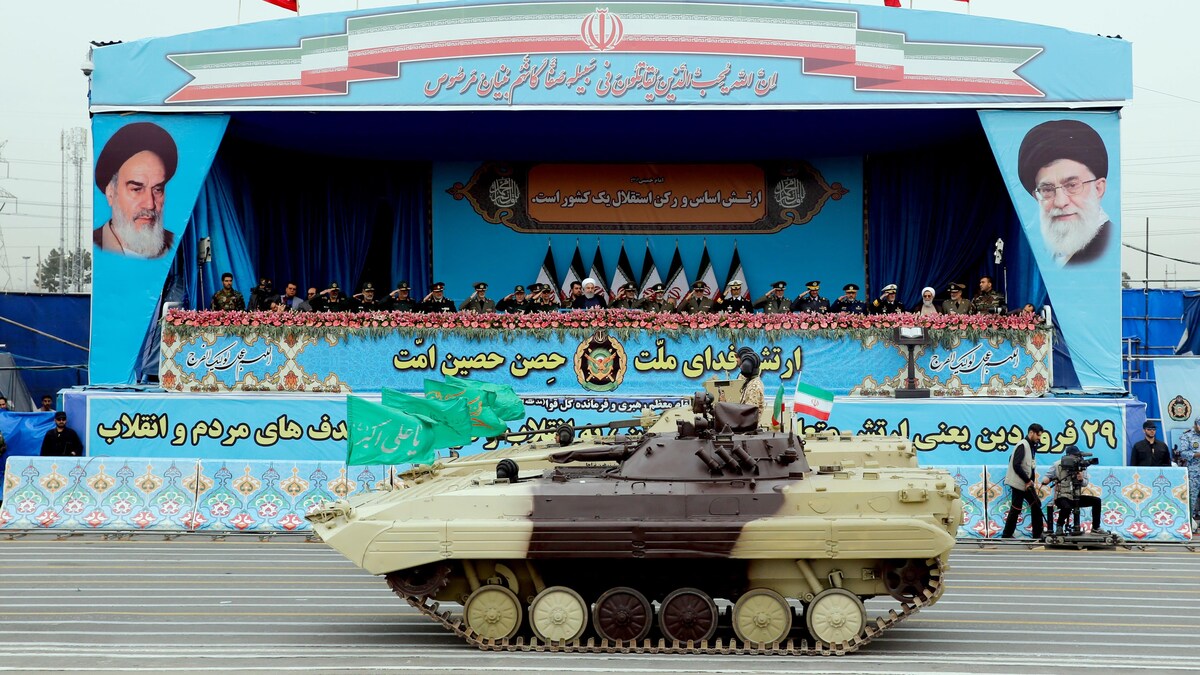 Un char lors d'un défilé militaire à Téhéran en présence de hauts responsables militaires et gouvernementaux iraniens.