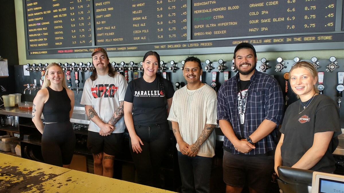 Des membres du personnel de la brasserie Parallel 49.