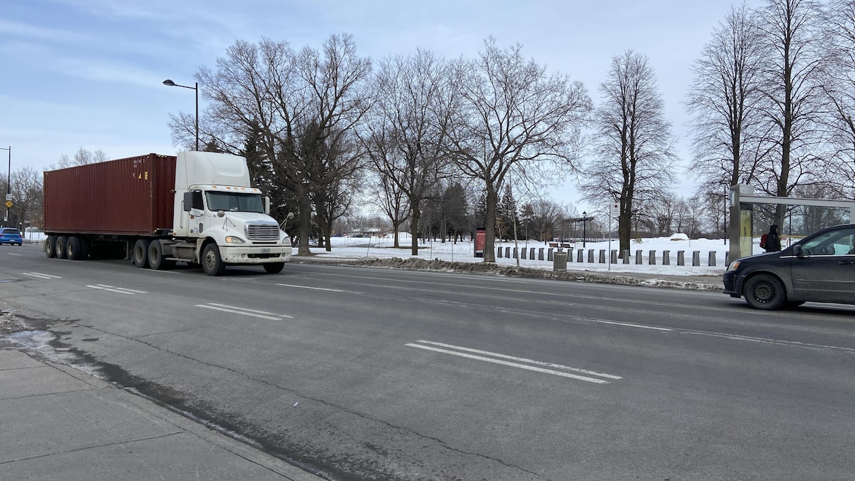 Un camion passant devant un parc.